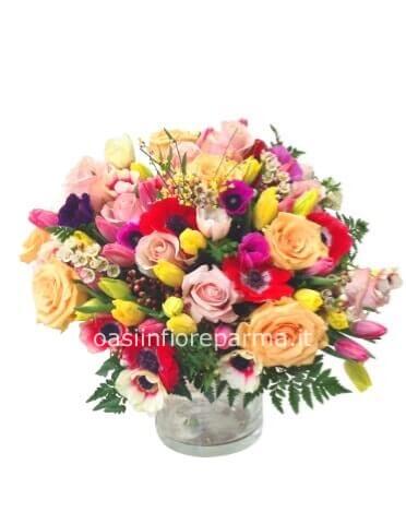 Bouquet assortito di fiori freschi colorati.
