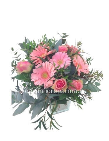 Bouquet di fiori freschi, gerbere e rose colore rosa. 