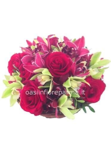 Composizione di rose e orchidee, in ciotola.