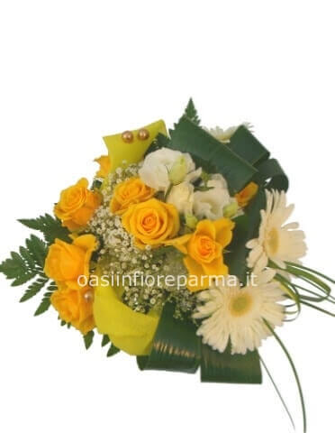 Composizione di fiori freschi assortiti, in particolare gerbere e rose.